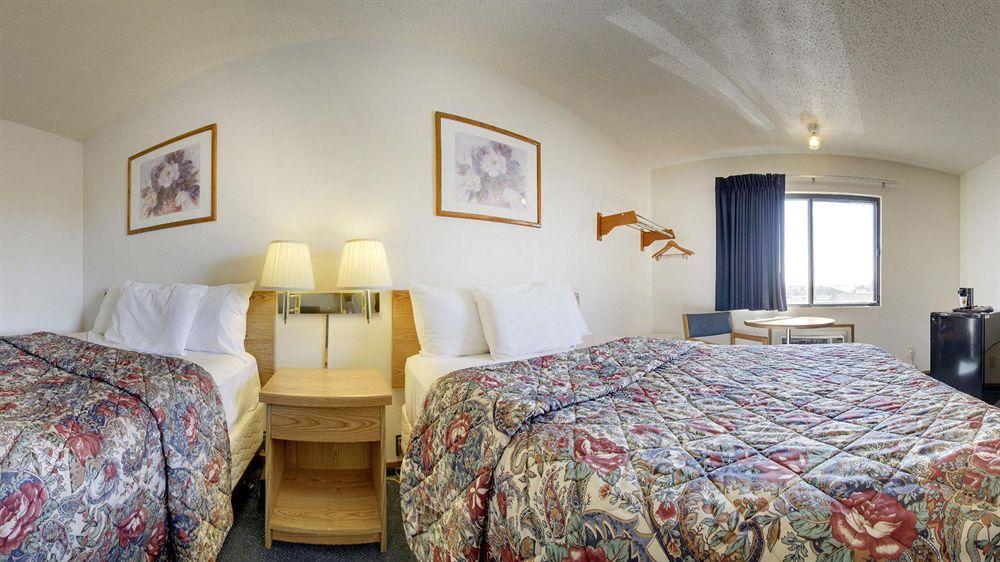 Super 8 By Wyndham Manhattan Ks Zewnętrze zdjęcie