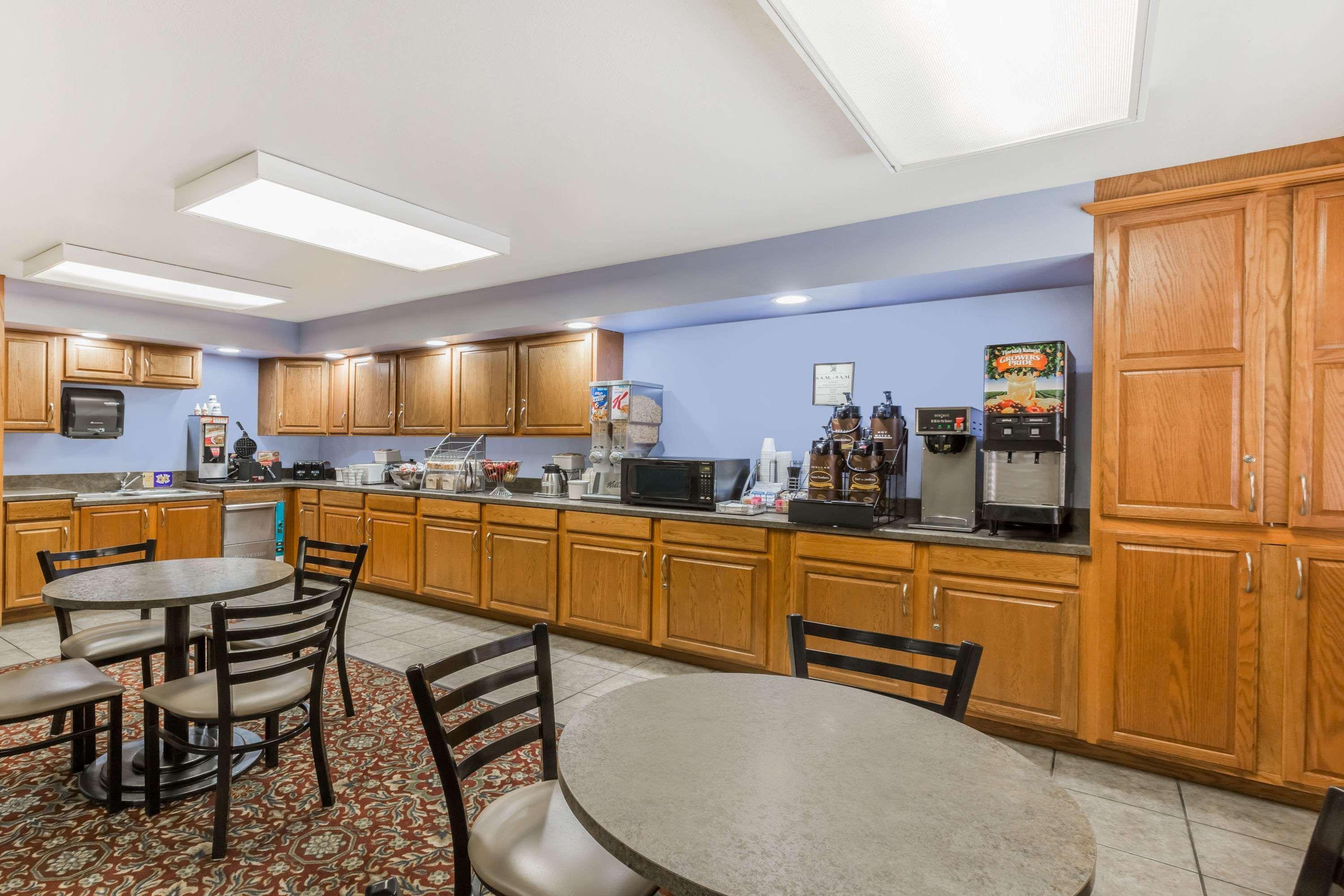Super 8 By Wyndham Manhattan Ks Zewnętrze zdjęcie